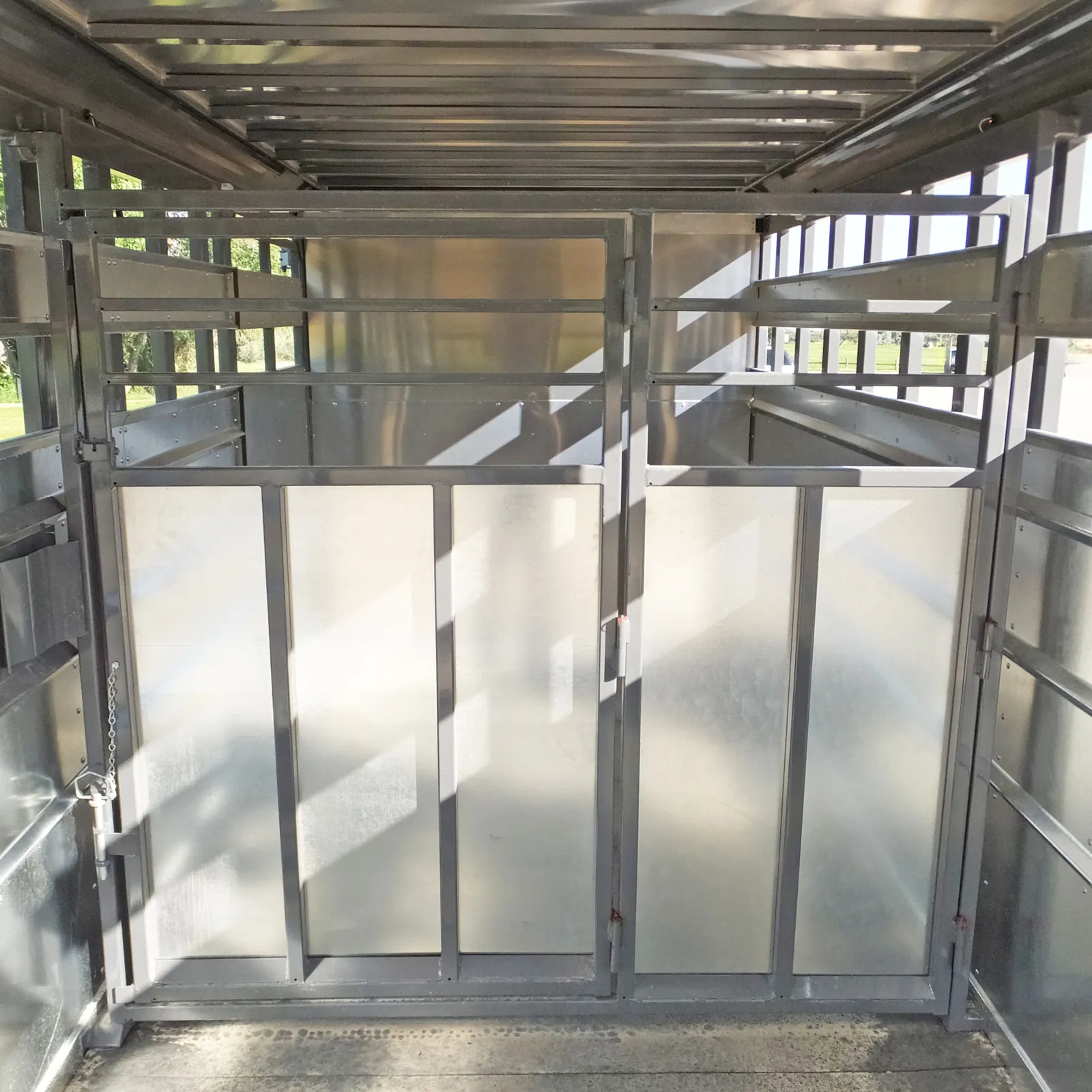 Slam latch center gate with slam latch 3/4 sort gate.